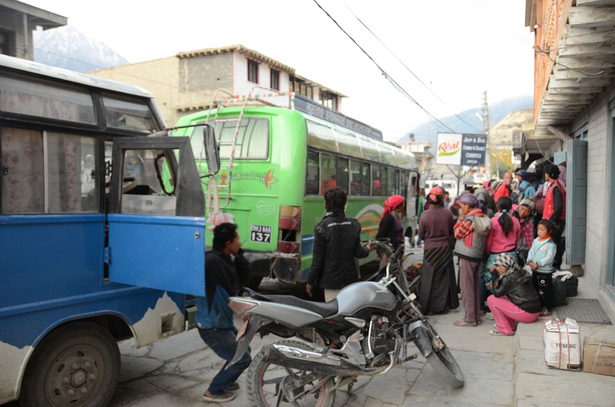 03 Jomsom Waiting For The Bus To Muktinath 